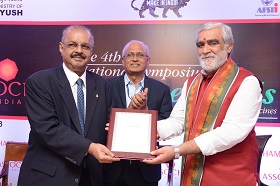 Dr. Muhammed Majeed, Fundador e Presidente, Grupo Sami-Sabinsa recebe o “Shield of Honour” por sua pesquisa pioneira e excelentes realizações na Indústria Nutracêutica ao redor do mundo de Shri Ashwini Kumar Choubey, Ministro de Saúde e Bem-estar da Família, Governo da Índia, no Simpósio Nacional da Assocham sobre Suplementos Nutracêuticos, Funcionais e Dietéticos em Deli no dia 25 de Julho de 2018. 