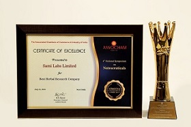Sr. VG Nair, CEO, Sami Labs Ltd. recebe o prêmio de “Melhor Empresa de Pesquisa Herbal” de Shri Ashwini Kumar Choubey, Ministro de Saúde e Bem-estar da Família, Governo da Índia no Simpósio Nacional da Assocham sobre Suplementos Nutracêuticos, Funcionais e Dietéticos em Deli no dia 25 de Julho de 2018. 