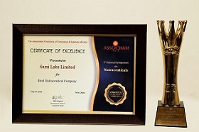 Dr. Muhammed Majeed, Fundador e Presidente, Grupo Sami-Sabinsa recebe o Certificado de Excelência de Melhor Empresa Nutracêutica de Shri Ashwini Kumar Choubey, Ministro de Saúde e Bem-estar da Família, Governo da Índia, no Simpósio Nacional da Assocham sobre Suplementos Nutracêuticos, Funcionais e Dietéticos em Deli no dia 25 de julho de 2018. 