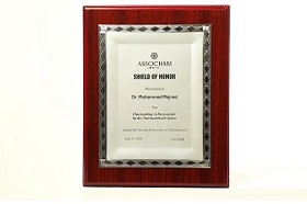 Dr. Muhammed Majeed, Fundador e Presidente, Grupo Sami-Sabinsa recebe o “Shield of Honour” por sua pesquisa pioneira e excelentes realizações na Indústria Nutracêutica ao redor do mundo de Shri Ashwini Kumar Choubey, Ministro de Saúde e Bem-estar da Família, Governo da Índia, no Simpósio Nacional da Assocham sobre Suplementos Nutracêuticos, Funcionais e Dietéticos em Deli no dia 25 de Julho de 2018. 